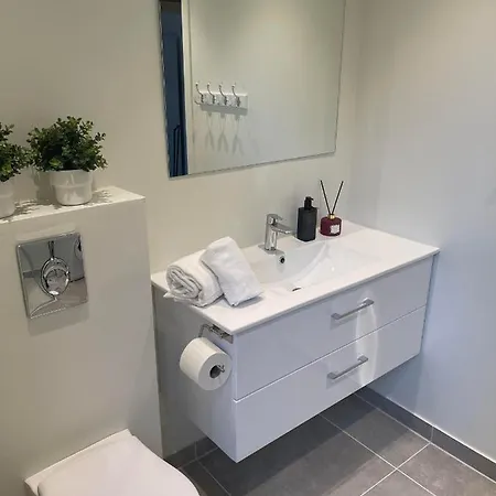 Romslig Sentralt I Sentrum Διαμέρισμα Svolvær